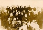 Епископ Михаил (Воскресенский) с клиром и прихожанами Оренбургского Никольского собора. Третий слева - о. Михаил Иосифович Титаренко.